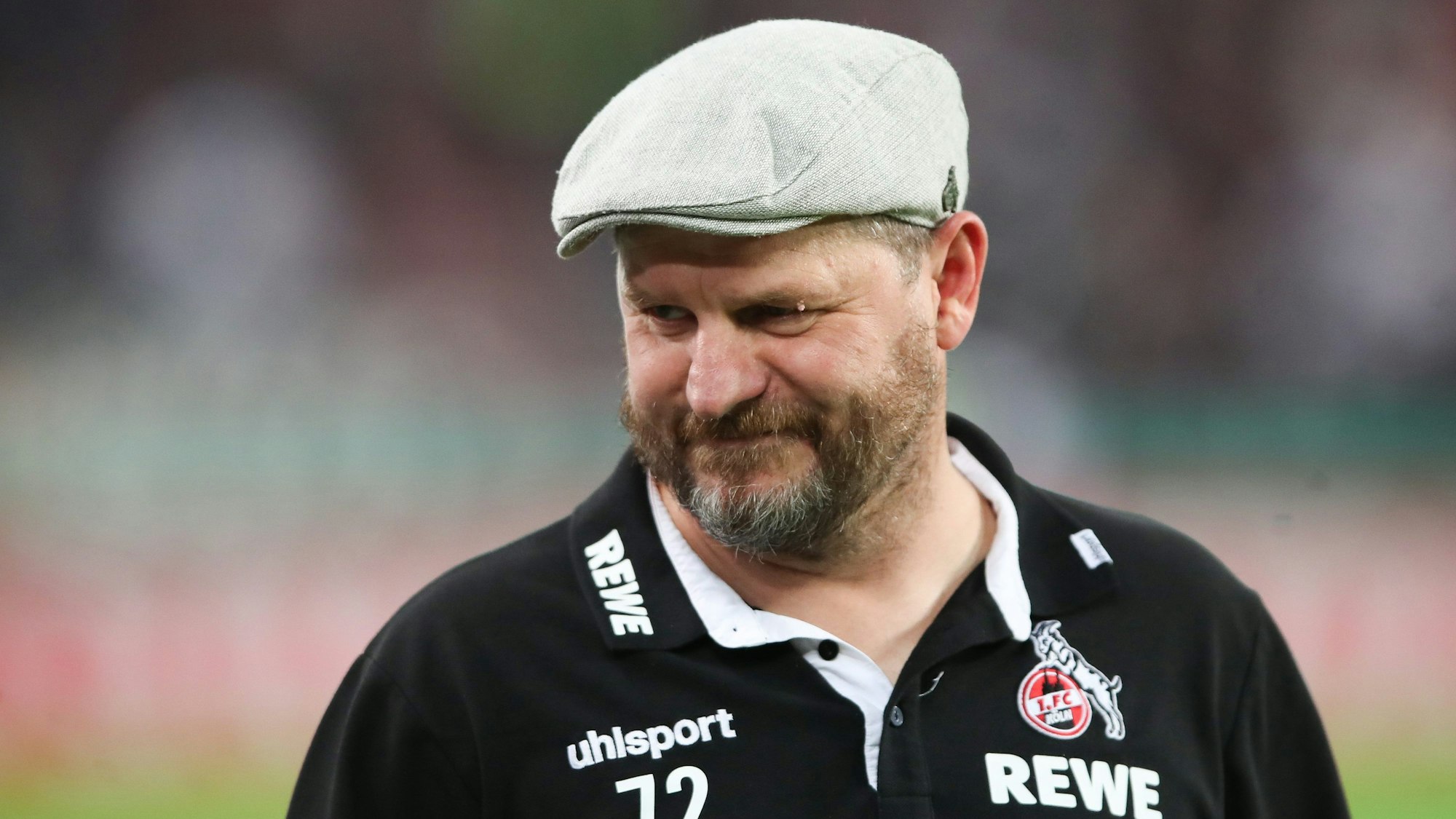 Steffen Baumgart beim Pokalspiel gegen den VfB Stuttgart mit seiner Schiebermütze.