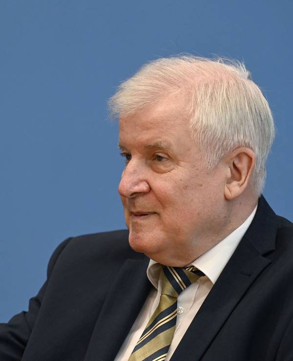 Horst Seehofer zeigt mit seinem Zeigefinger in eine Richtung.