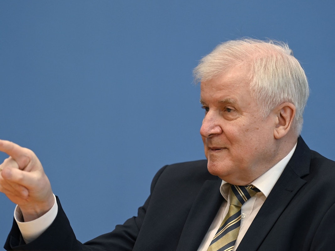 Horst Seehofer zeigt mit seinem Zeigefinger in eine Richtung.
