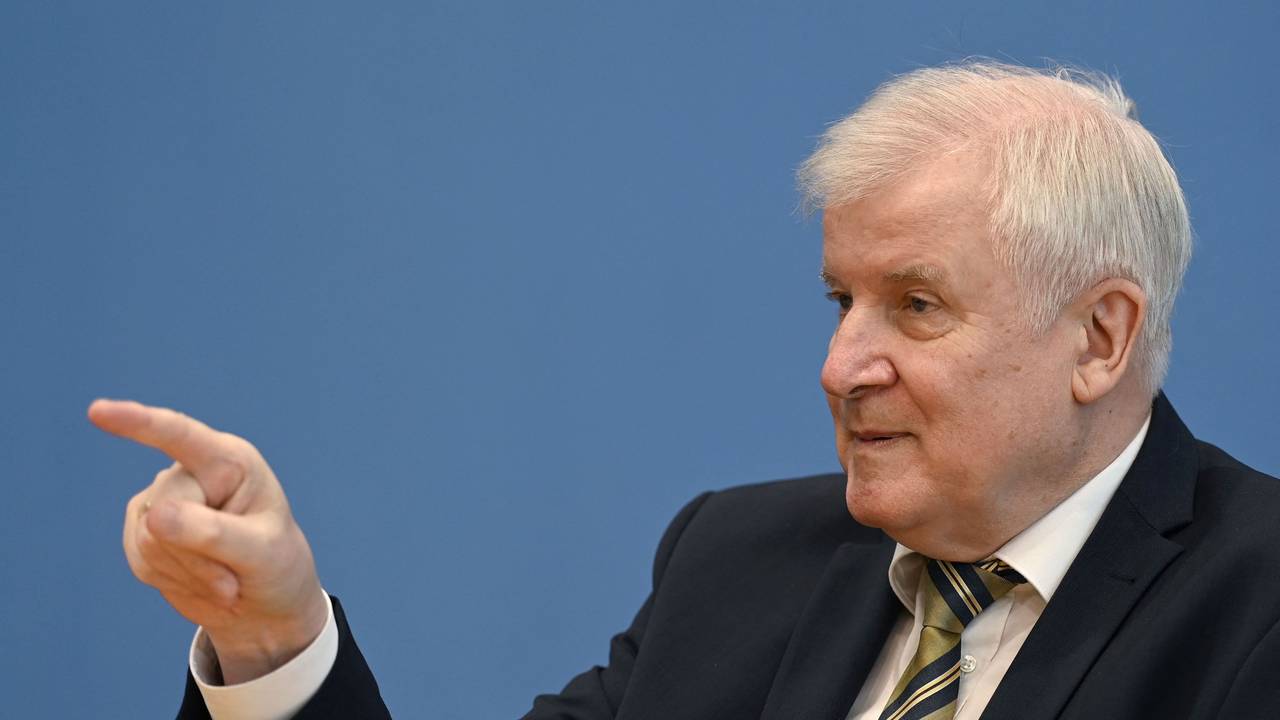 Horst Seehofer zeigt mit seinem Zeigefinger in eine Richtung.