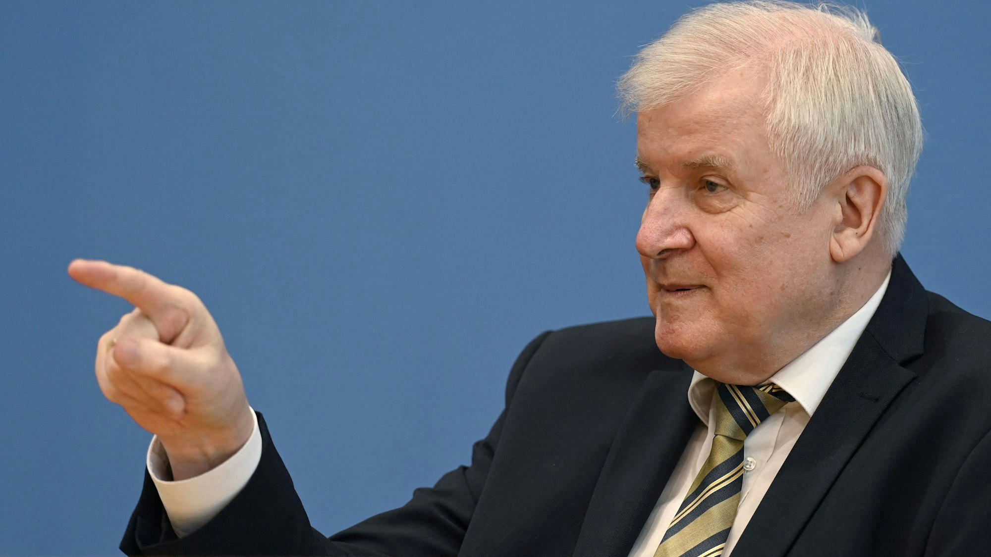 Horst Seehofer zeigt mit seinem Zeigefinger in eine Richtung.