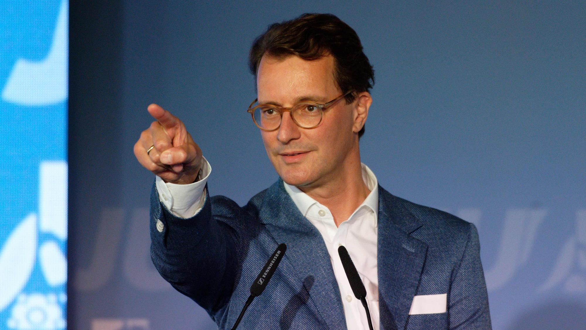Hendrik Wüst (CDU) spricht am 14. August 2021 in Olpe bei einer Veranstaltung der Jungen Union.
