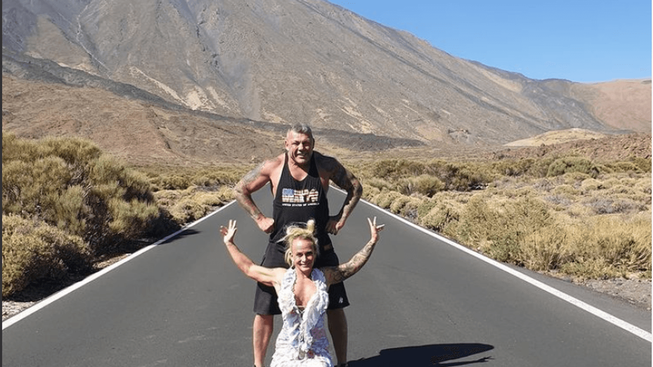 „Goodbye Deutschland” Caro und Andreas Robens auf einem Selfie auf Mallorca