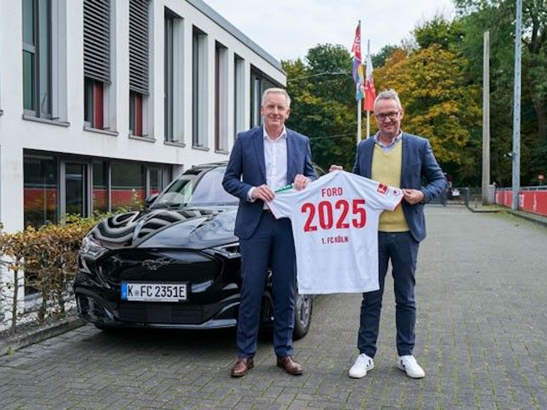 1. FC Köln: Geschäftsführer Alexander Wehrle freut sich über die Vertragsverlängerung mit Ford am 28. Oktober 2021.