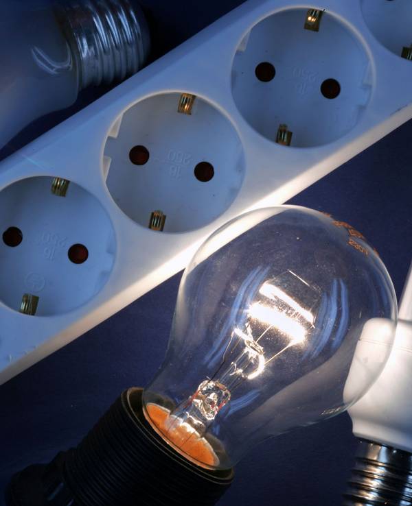 Es gibt neue Effizienzklassen bei Leuchtmitteln, das verkündete TÜV Süd. Doch was bedeutet das? Das Symbolfoto (aufgenommen am 16. Oktober 2007) zeigt eine Glühlampe, welche neben einem Stromstecker und einer Energiesparlampe leuchtet.