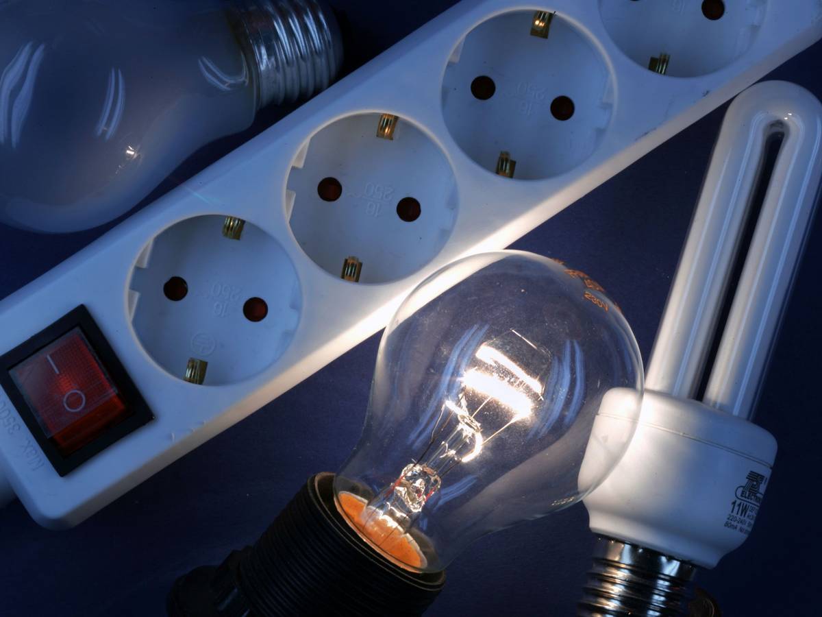 Es gibt neue Effizienzklassen bei Leuchtmitteln, das verkündete TÜV Süd. Doch was bedeutet das? Das Symbolfoto (aufgenommen am 16. Oktober 2007) zeigt eine Glühlampe, welche neben einem Stromstecker und einer Energiesparlampe leuchtet.