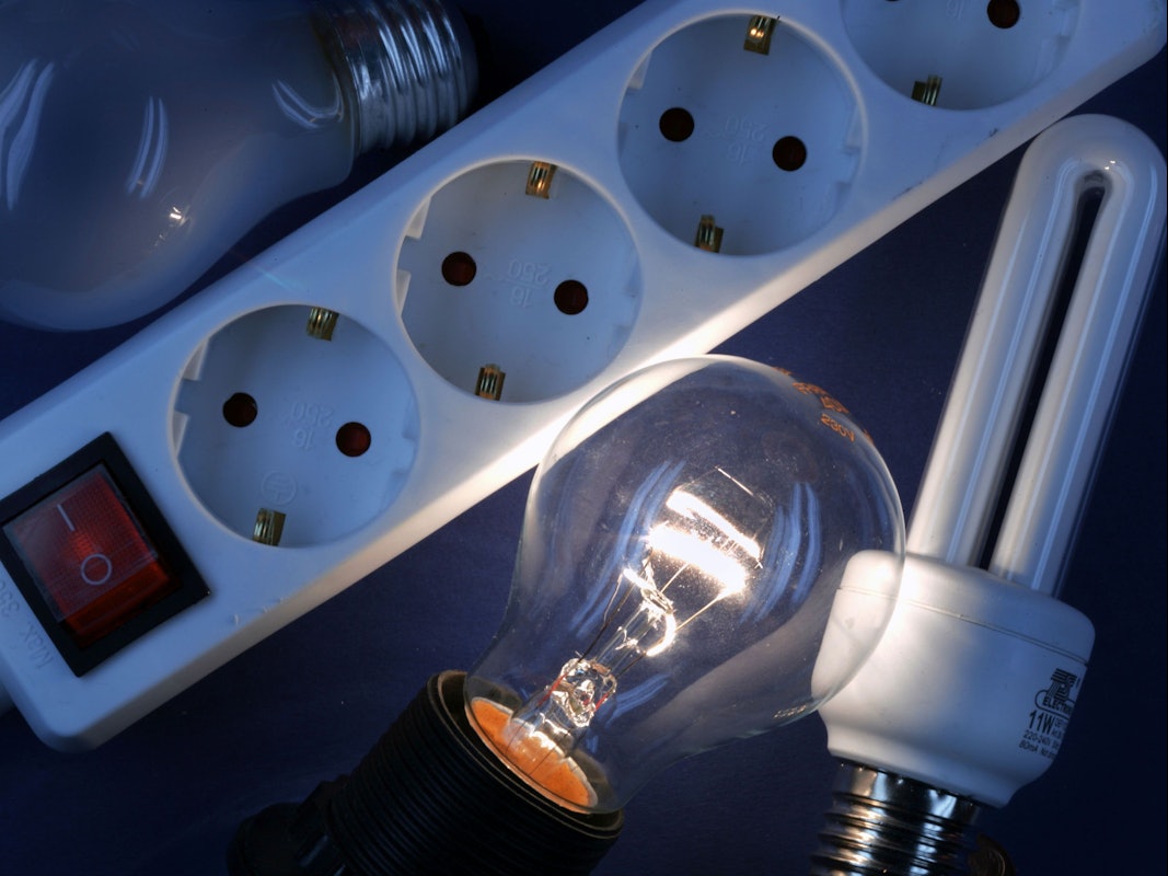 Es gibt neue Effizienzklassen bei Leuchtmitteln, das verkündete TÜV Süd. Doch was bedeutet das? Das Symbolfoto (aufgenommen am 16. Oktober 2007) zeigt eine Glühlampe, welche neben einem Stromstecker und einer Energiesparlampe leuchtet.