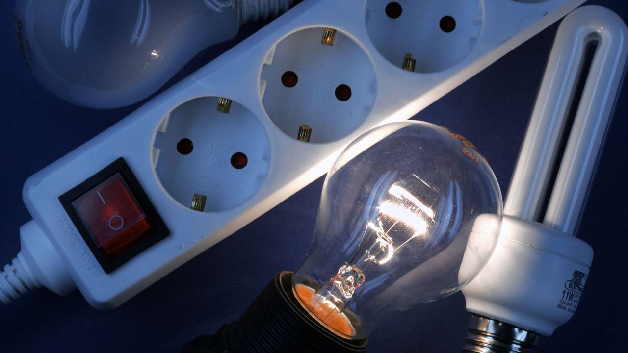 Es gibt neue Effizienzklassen bei Leuchtmitteln, das verkündete TÜV Süd. Doch was bedeutet das? Das Symbolfoto (aufgenommen am 16. Oktober 2007) zeigt eine Glühlampe, welche neben einem Stromstecker und einer Energiesparlampe leuchtet.