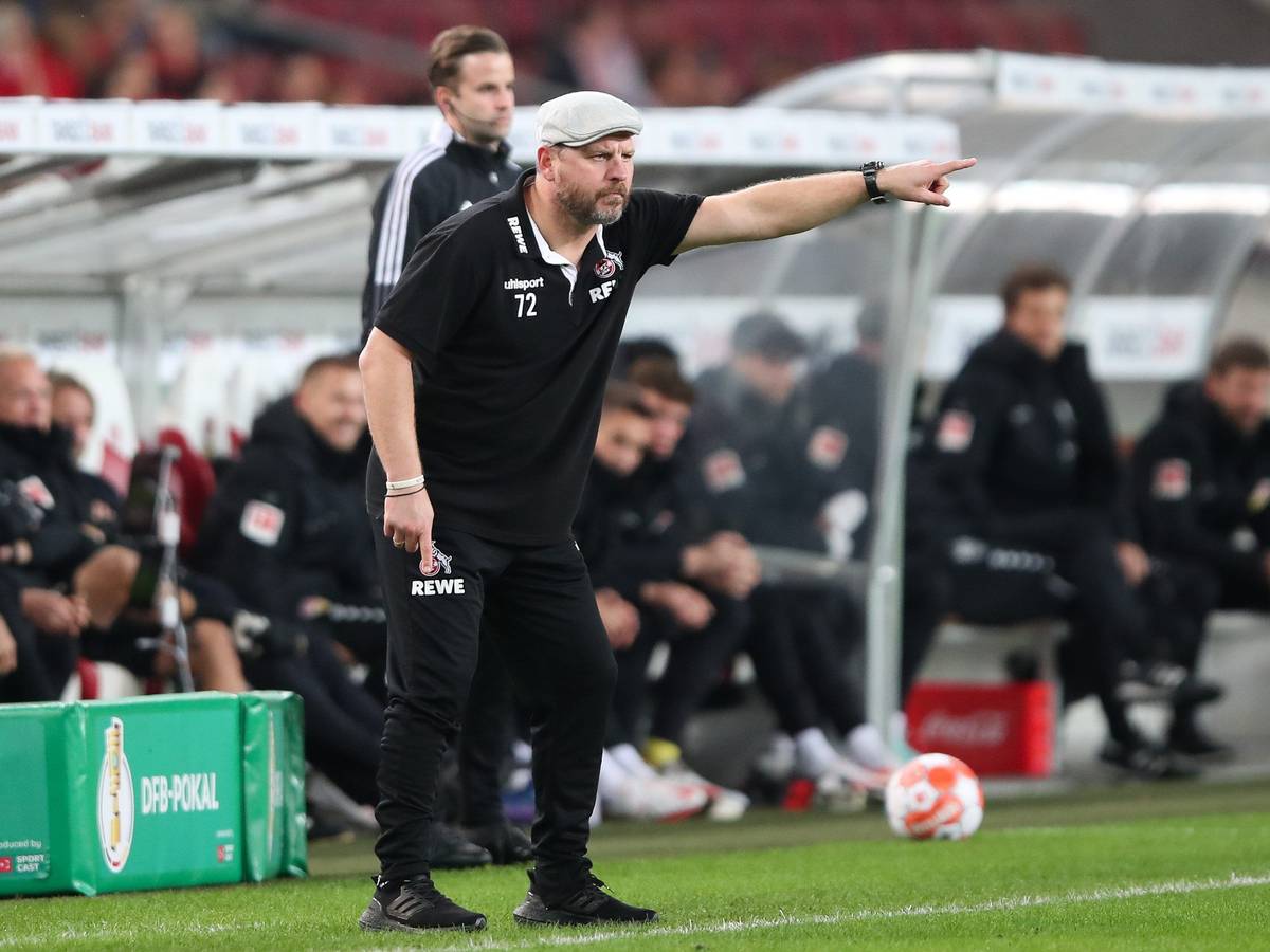 Steffen Baumgart gibt im DFB-Pokal-Spiel am 27. Oktober 2021 gegen den VfB Stuttgart die Richtung vor. Das Spiel endete mit einem 2:0 Sieg für den 1. FC Köln.
