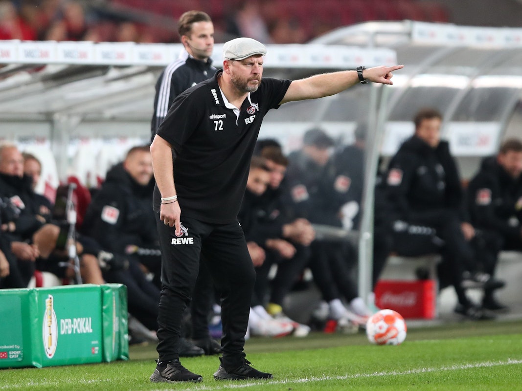 Steffen Baumgart gibt im DFB-Pokal-Spiel am 27. Oktober 2021 gegen den VfB Stuttgart die Richtung vor. Das Spiel endete mit einem 2:0 Sieg für den 1. FC Köln.