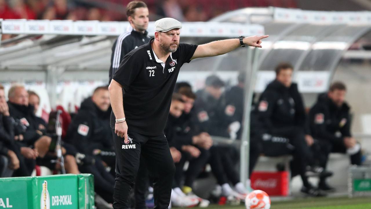 Steffen Baumgart gibt im DFB-Pokal-Spiel am 27. Oktober 2021 gegen den VfB Stuttgart die Richtung vor. Das Spiel endete mit einem 2:0 Sieg für den 1. FC Köln.