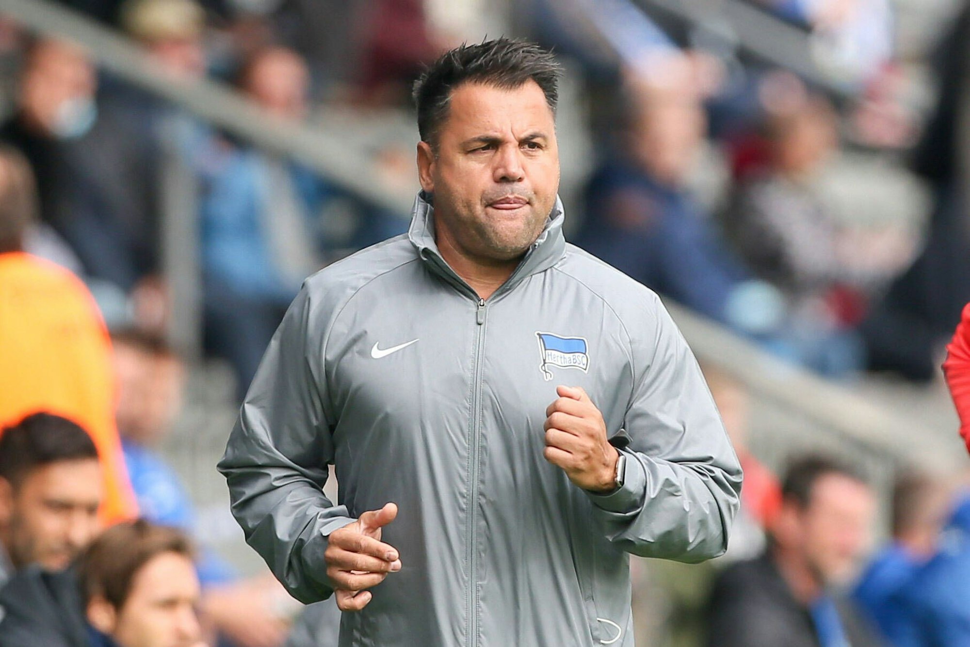 Herthas U23-Co-Trainer Levent Selim bei einem Spiel.