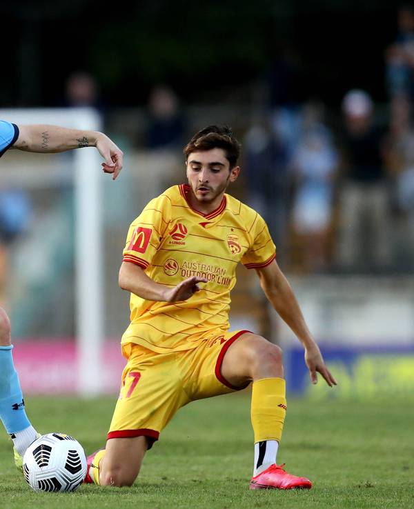 Alexander Baumjohann behauptet den Ball gegen Josh Cavallo.
