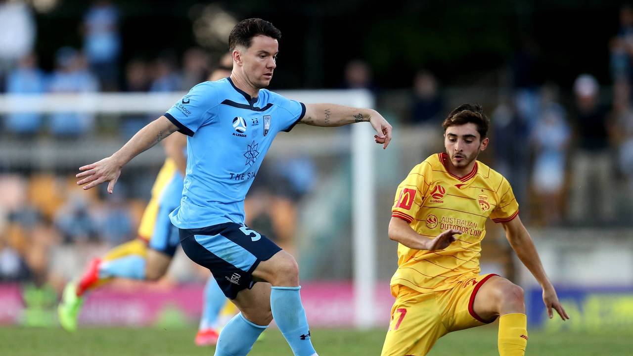 Alexander Baumjohann behauptet den Ball gegen Josh Cavallo.