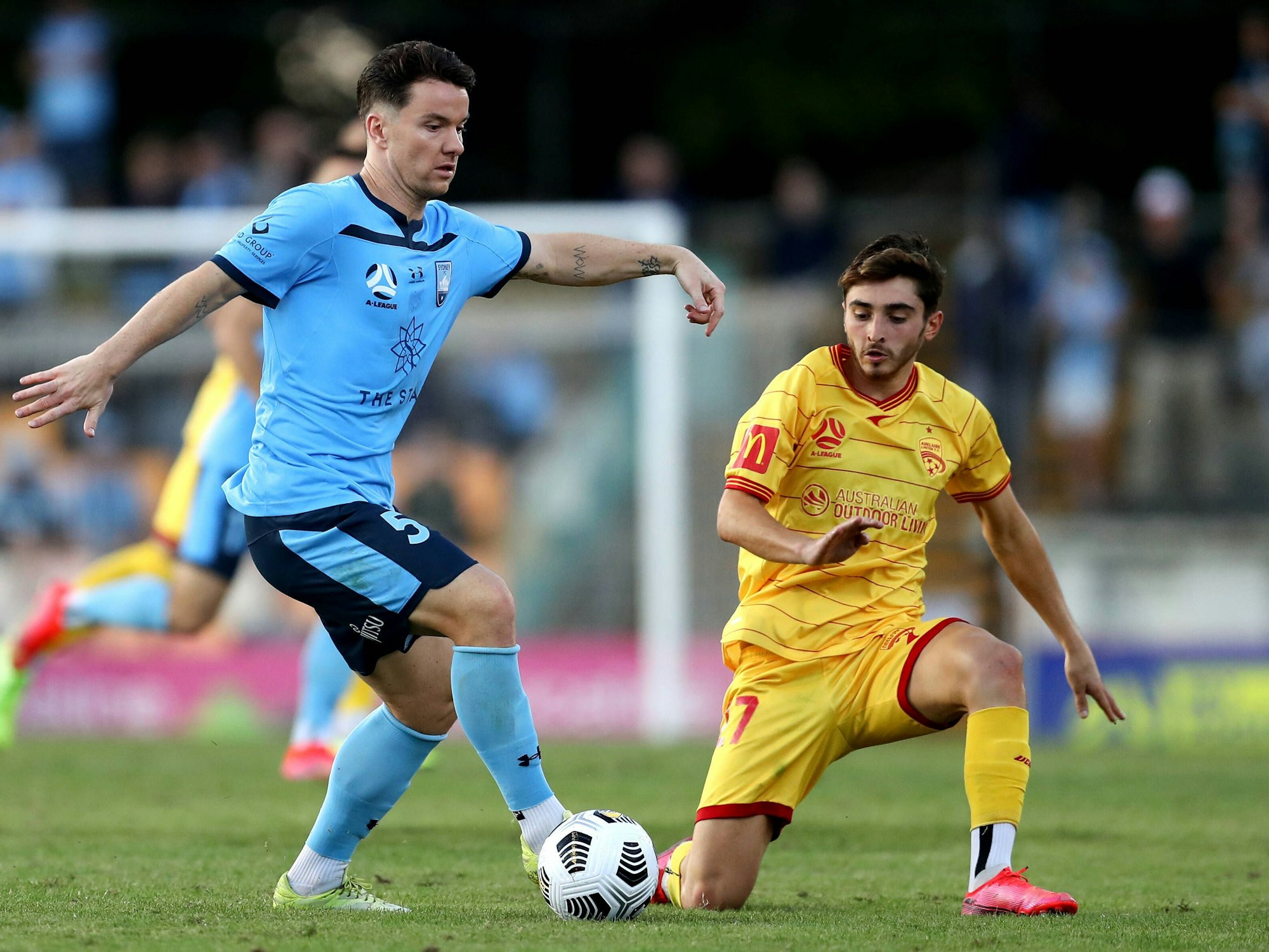 Alexander Baumjohann behauptet den Ball gegen Josh Cavallo.