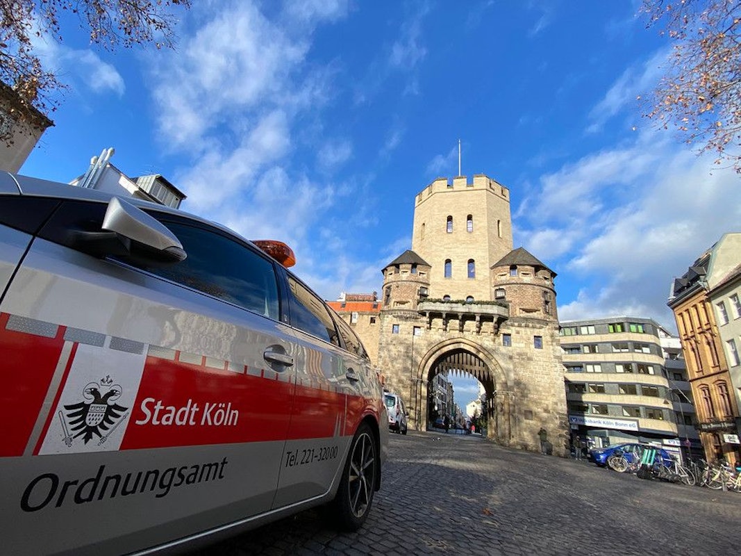 Ordnungsamtswagen im Einsatz in der Kölner Südstadt am Chlodwigplatz