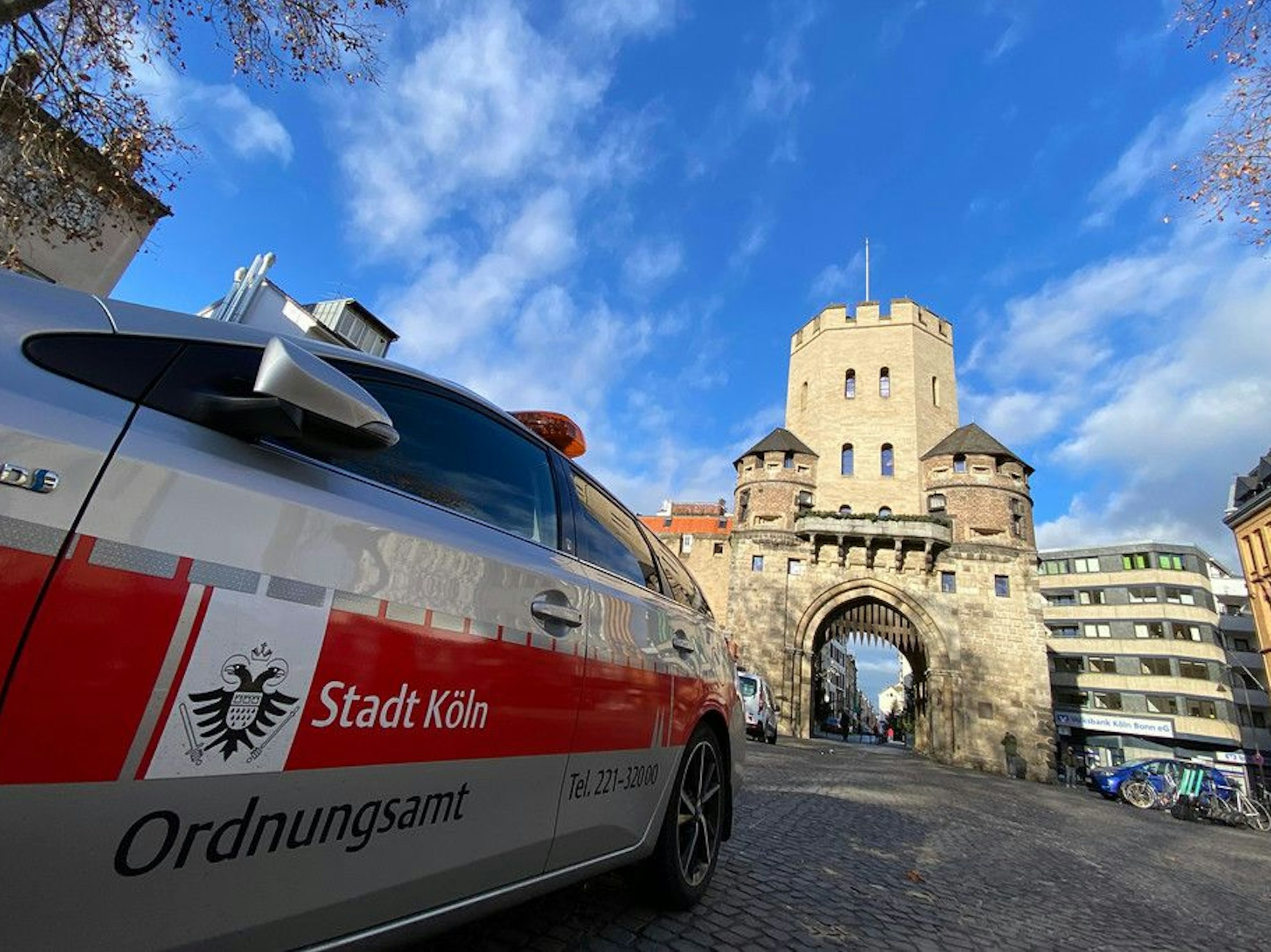 Ordnungsamtswagen im Einsatz in der Kölner Südstadt am Chlodwigplatz