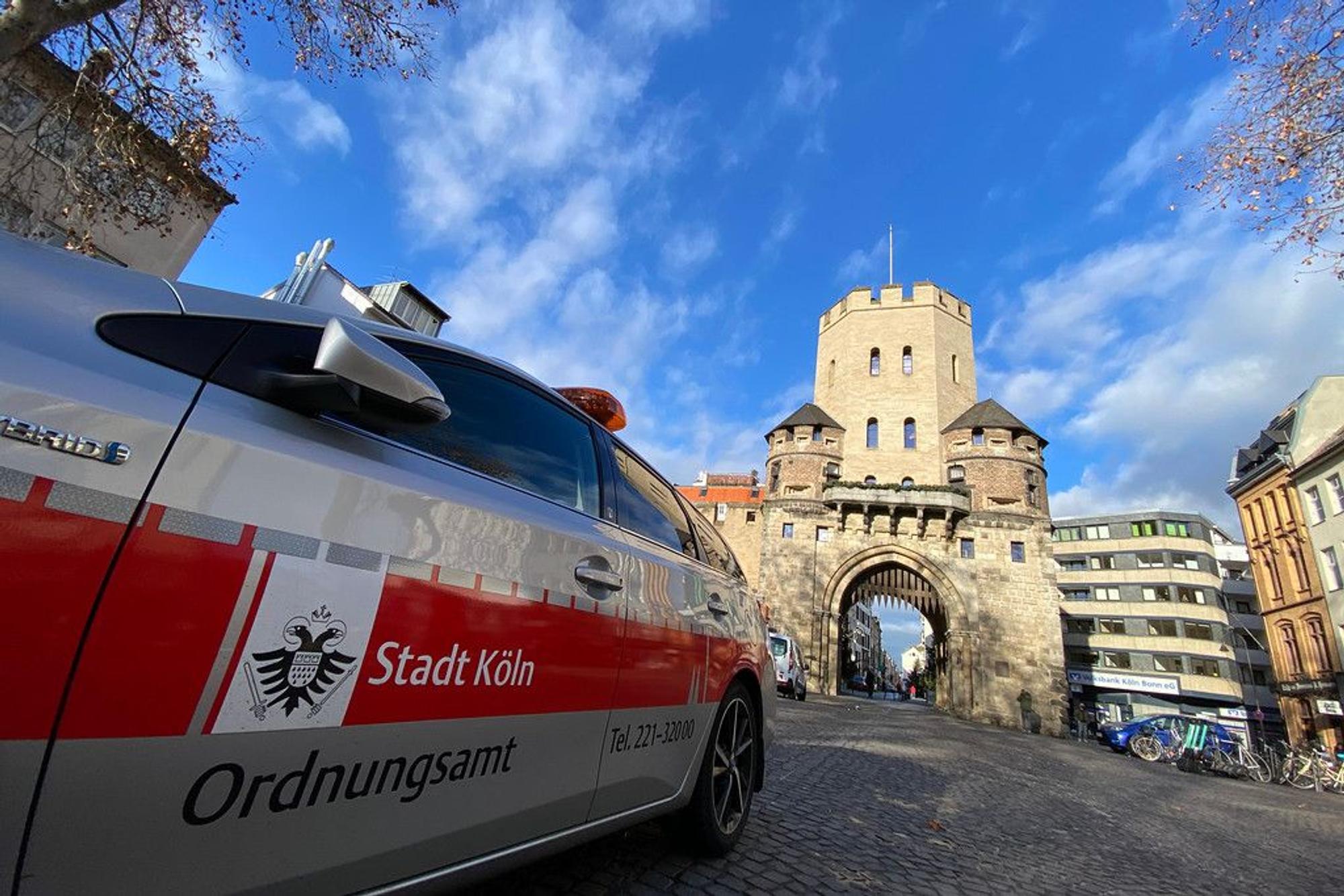 Ordnungsamtswagen im Einsatz in der Kölner Südstadt am Chlodwigplatz