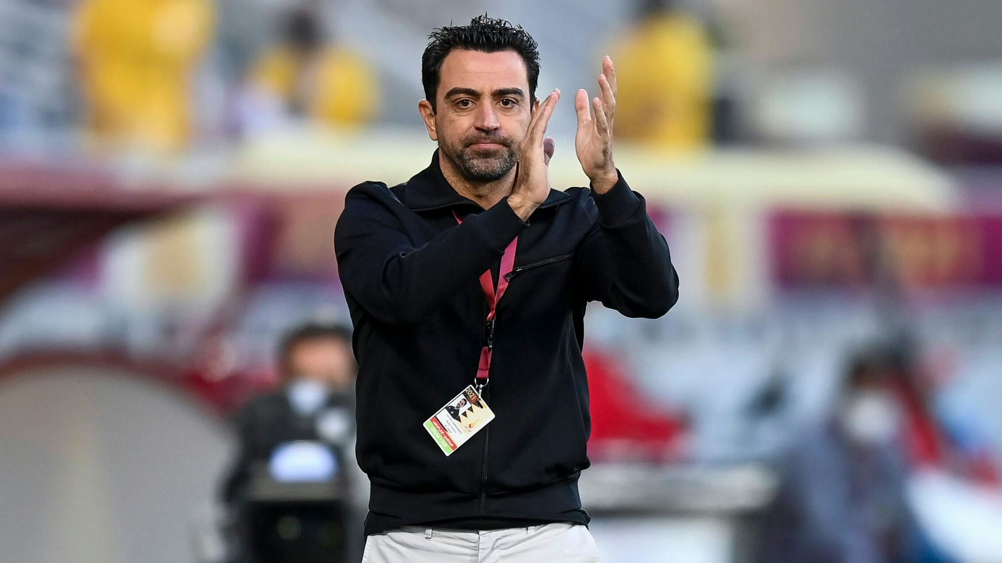 Xavi klatscht am Spielfeldrand in die Hände.