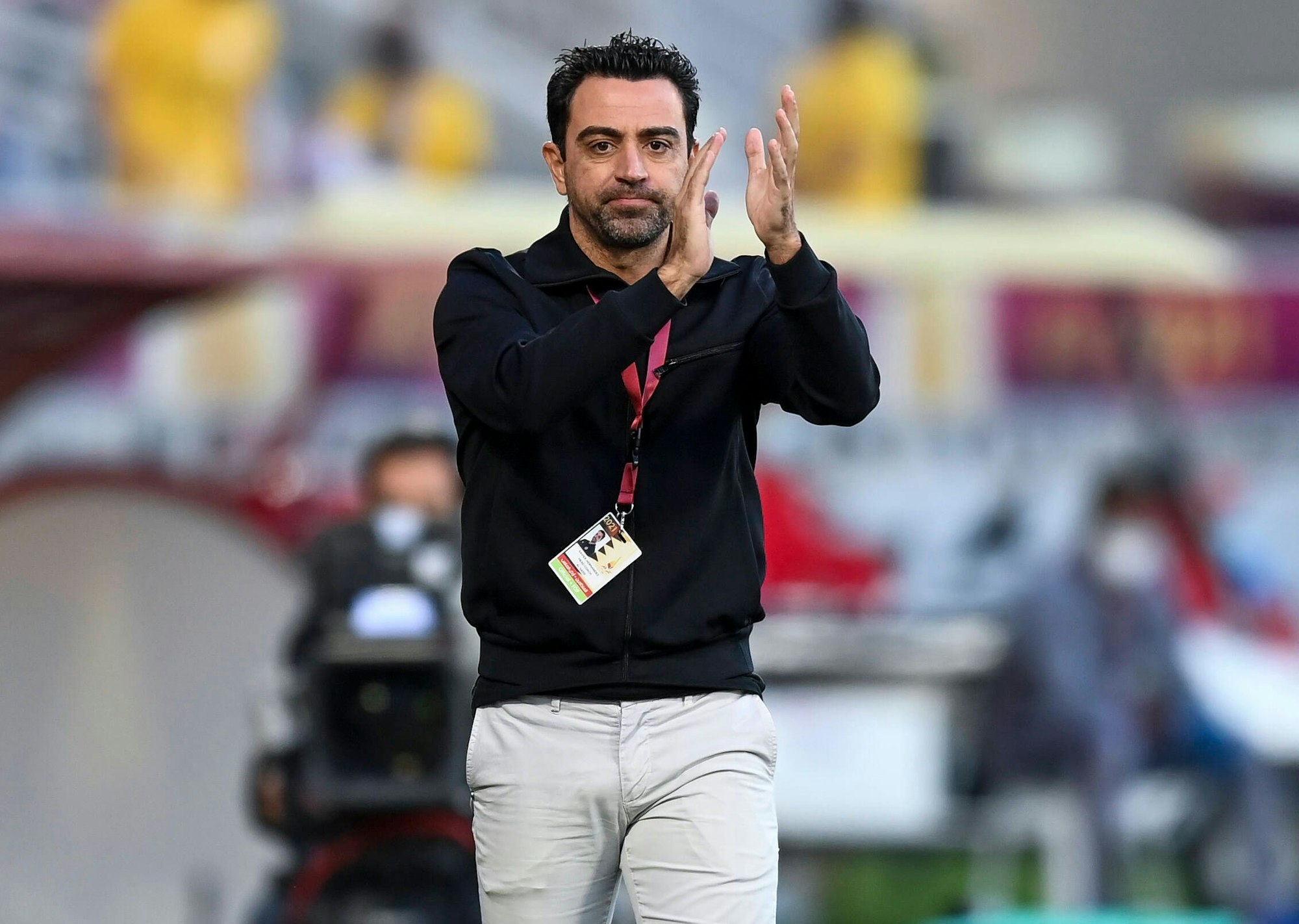 Xavi klatscht am Spielfeldrand in die Hände.