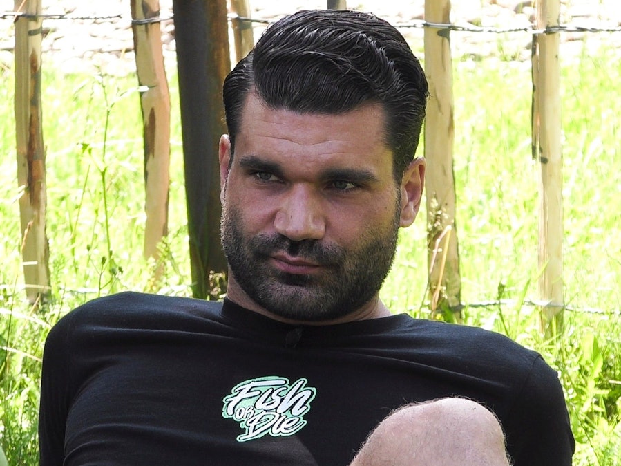 Das Sommerhaus der Stars - Kampf der Promipaare: Mike Cees-Monballijn auf der Wiese.