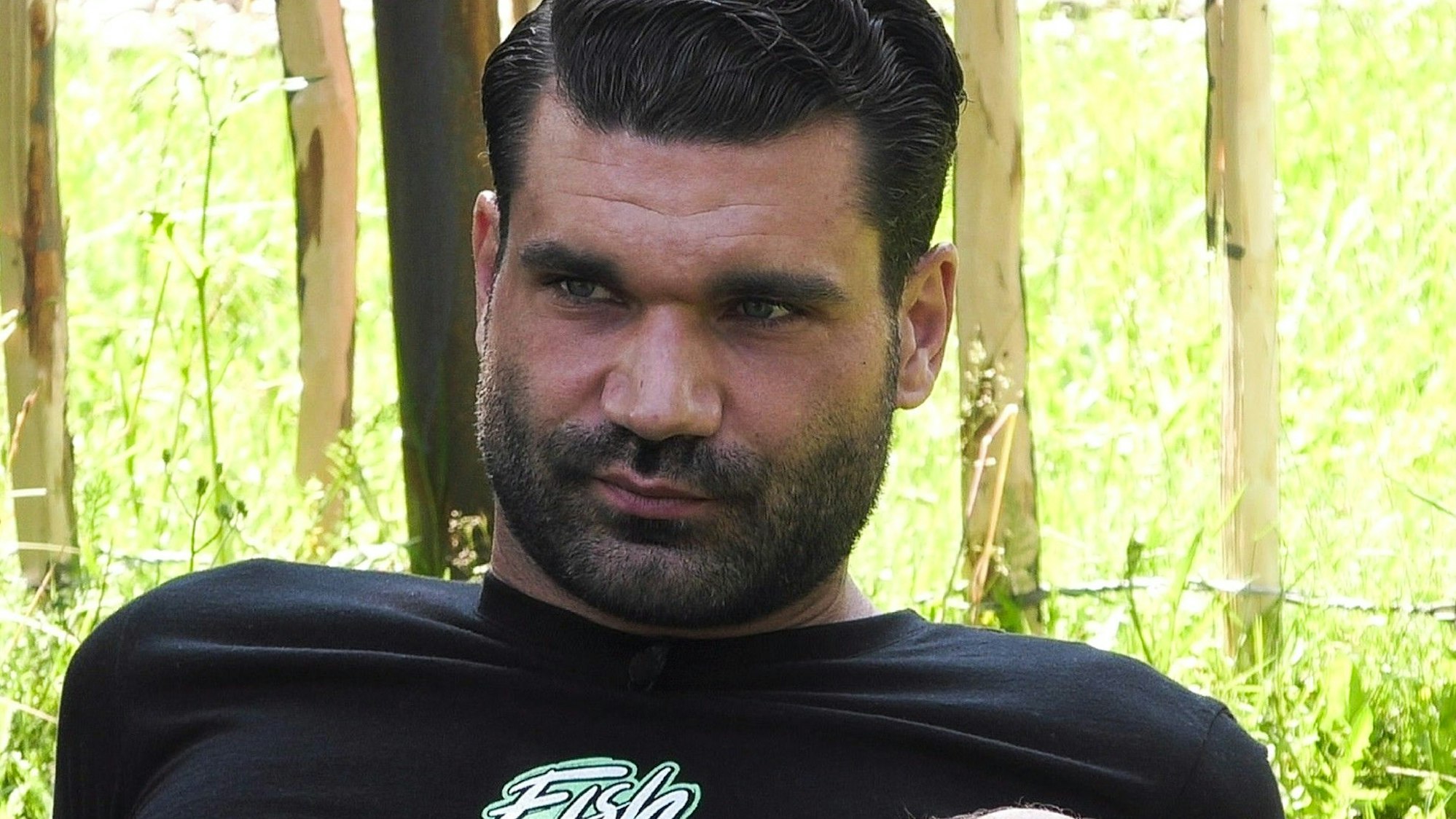 Das Sommerhaus der Stars - Kampf der Promipaare: Mike Cees-Monballijn auf der Wiese.