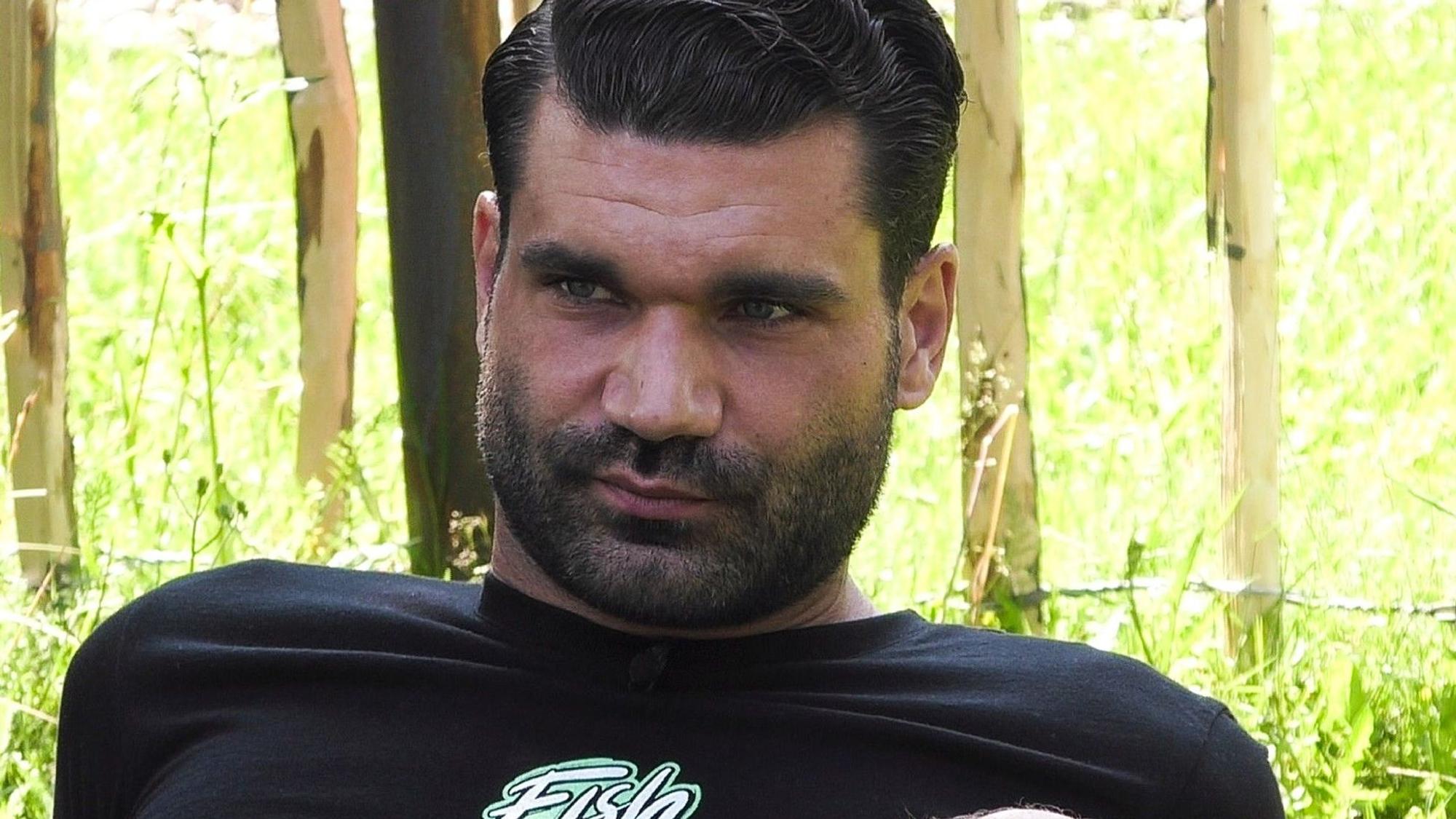 Das Sommerhaus der Stars - Kampf der Promipaare: Mike Cees-Monballijn auf der Wiese.