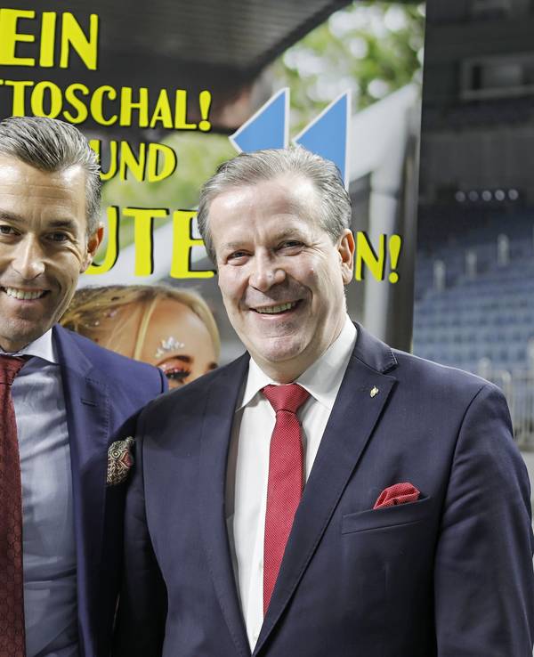 Deiters-Chef Herbert Geiss und Festkomitee-Präsident Christoph Kuckelkorn am 28. Oktober 2021 in der Lanxess-Arena bei der Vorstellung des neuen Mottoschals für den Karneval in Köln.