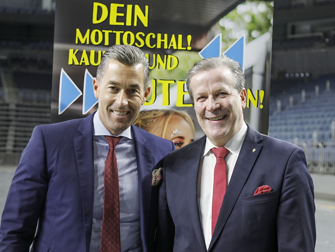 Deiters-Chef Herbert Geiss und Festkomitee-Präsident Christoph Kuckelkorn am 28. Oktober 2021 in der Lanxess-Arena bei der Vorstellung des neuen Mottoschals für den Karneval in Köln.