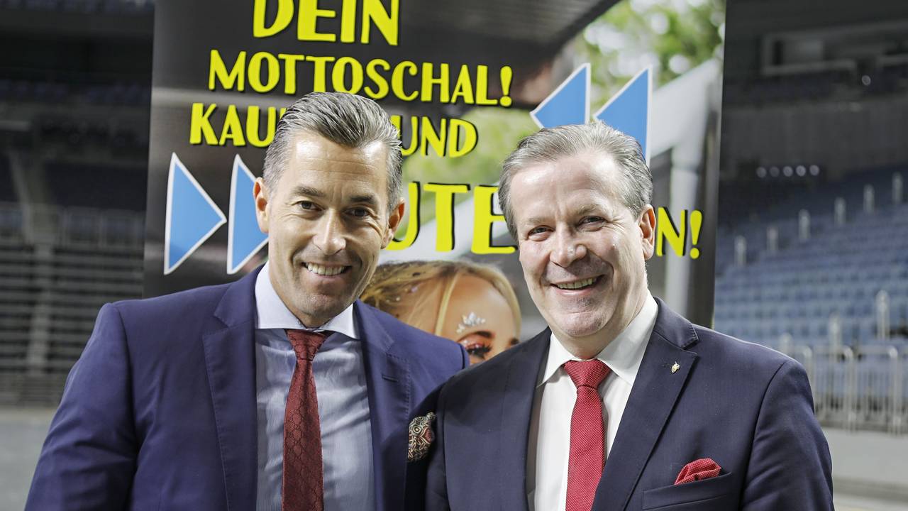 Deiters-Chef Herbert Geiss und Festkomitee-Präsident Christoph Kuckelkorn am 28. Oktober 2021 in der Lanxess-Arena bei der Vorstellung des neuen Mottoschals für den Karneval in Köln.