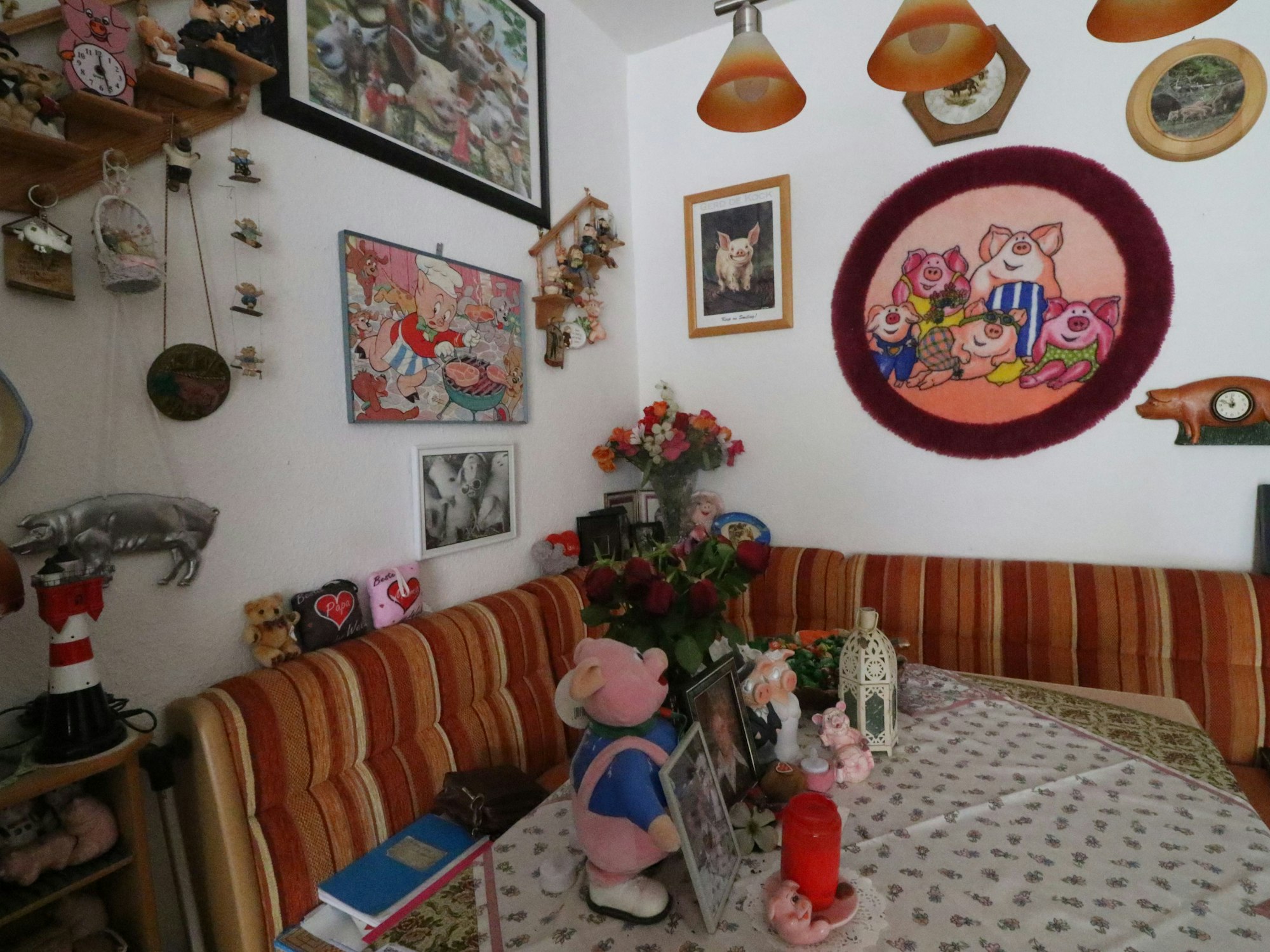 Eine Sitzecke in einer Wohnung mit Dekoration.