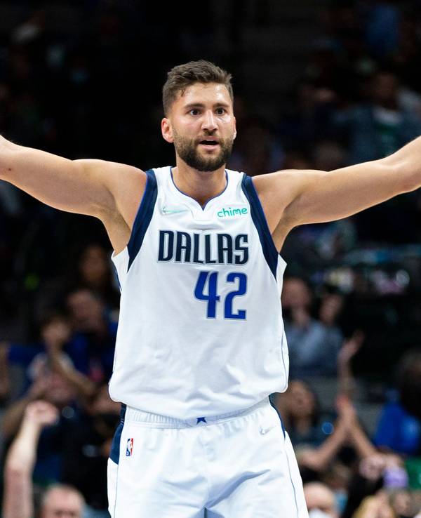 NBA-Spieler Maxi Kleber jubelt beim Sieg seiner Dallas Mavericks über die San Antonio Spurs.