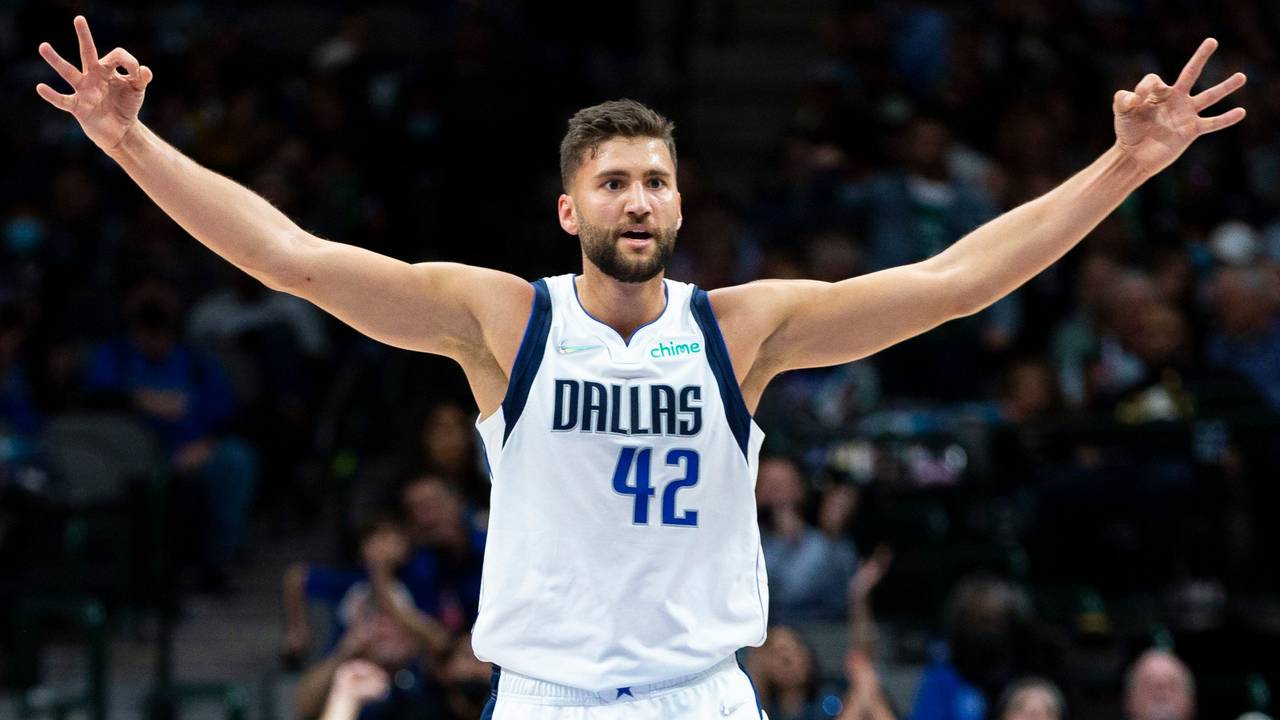 NBA-Spieler Maxi Kleber jubelt beim Sieg seiner Dallas Mavericks über die San Antonio Spurs.