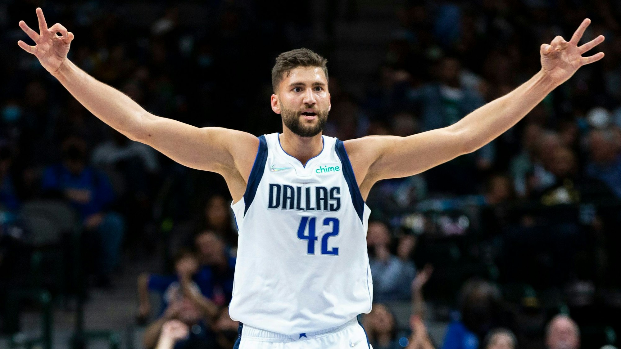 NBA-Spieler Maxi Kleber jubelt beim Sieg seiner Dallas Mavericks über die San Antonio Spurs.