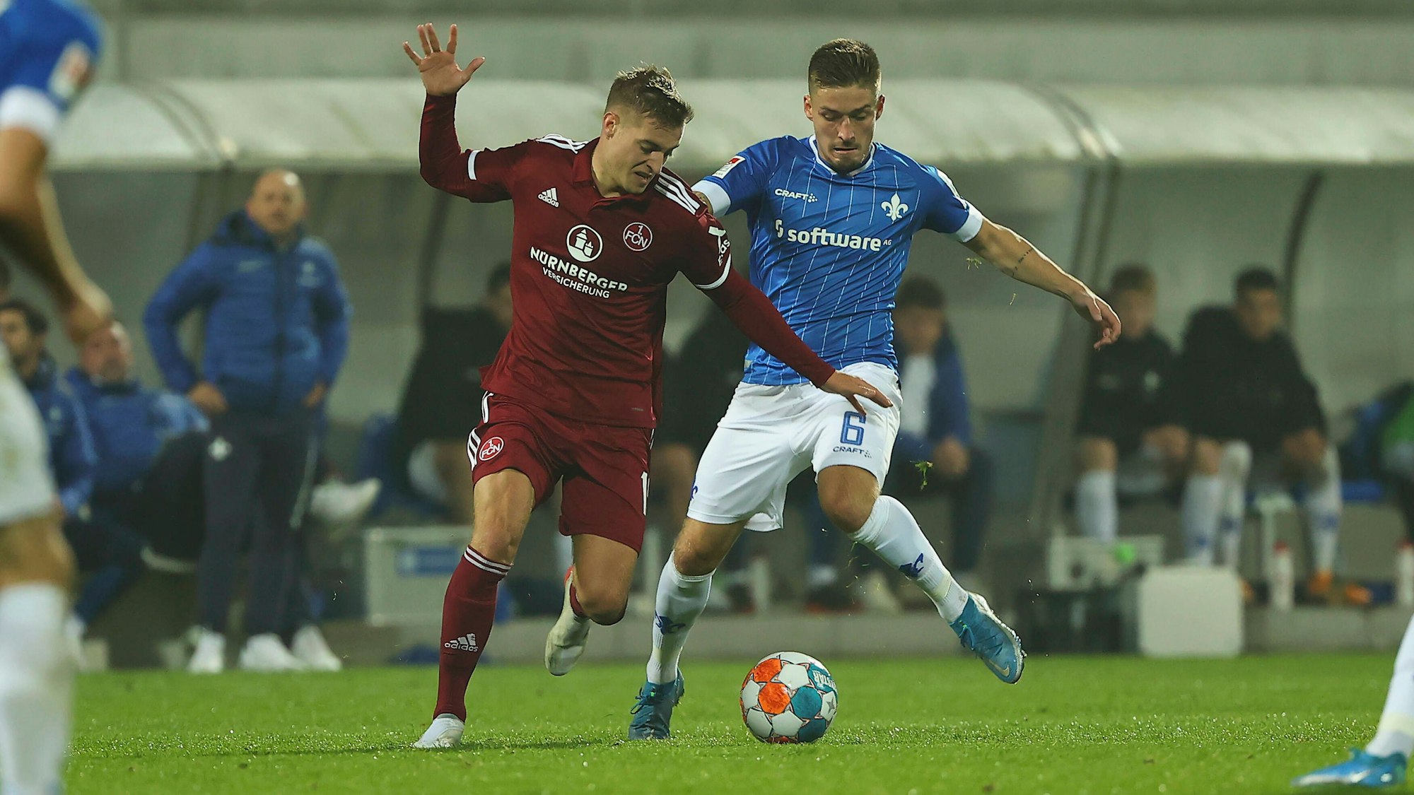 Marvin Mehlem vom SV Darmstadt 98 kämpft mit Fabian Nürnberger vom 1. FC Nürnberg um den Ball