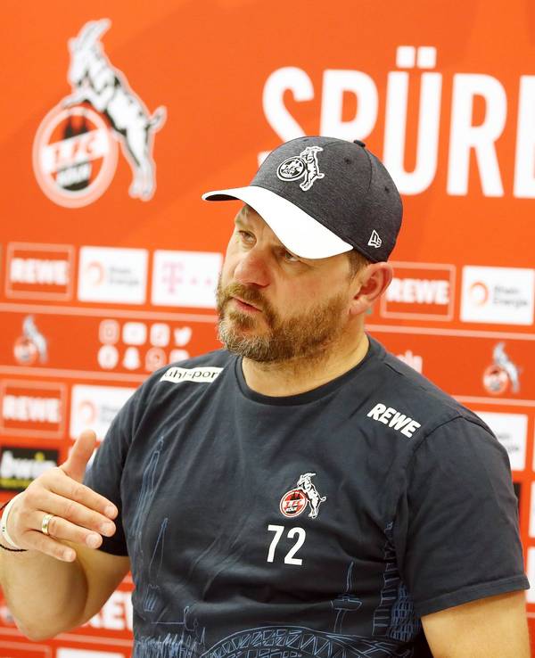 Trainer Steffen Baumgart gestikuliert auf der Pressekonferenz.