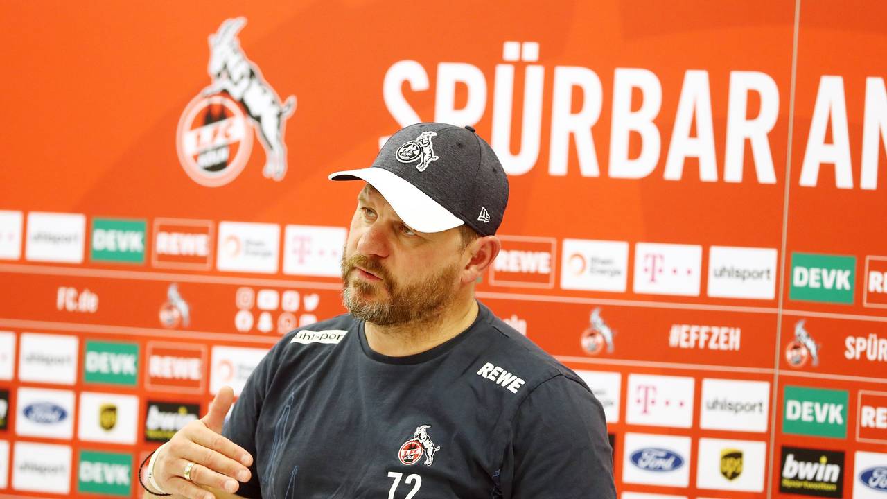 Trainer Steffen Baumgart gestikuliert auf der Pressekonferenz.