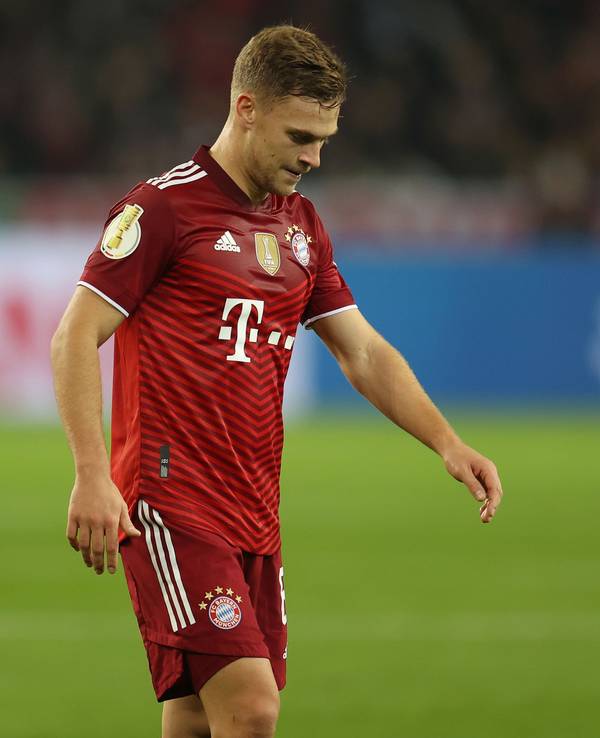 Bayerns Joshua Kimmich blickt bei der 0:5-Niederlage gegen Gladbach im DFB-Pokal enttäuscht auf den Rasen