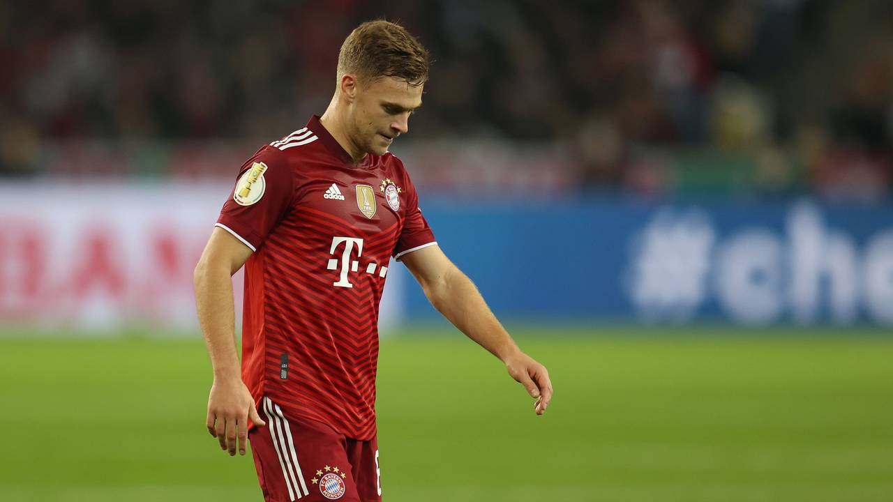 Bayerns Joshua Kimmich blickt bei der 0:5-Niederlage gegen Gladbach im DFB-Pokal enttäuscht auf den Rasen