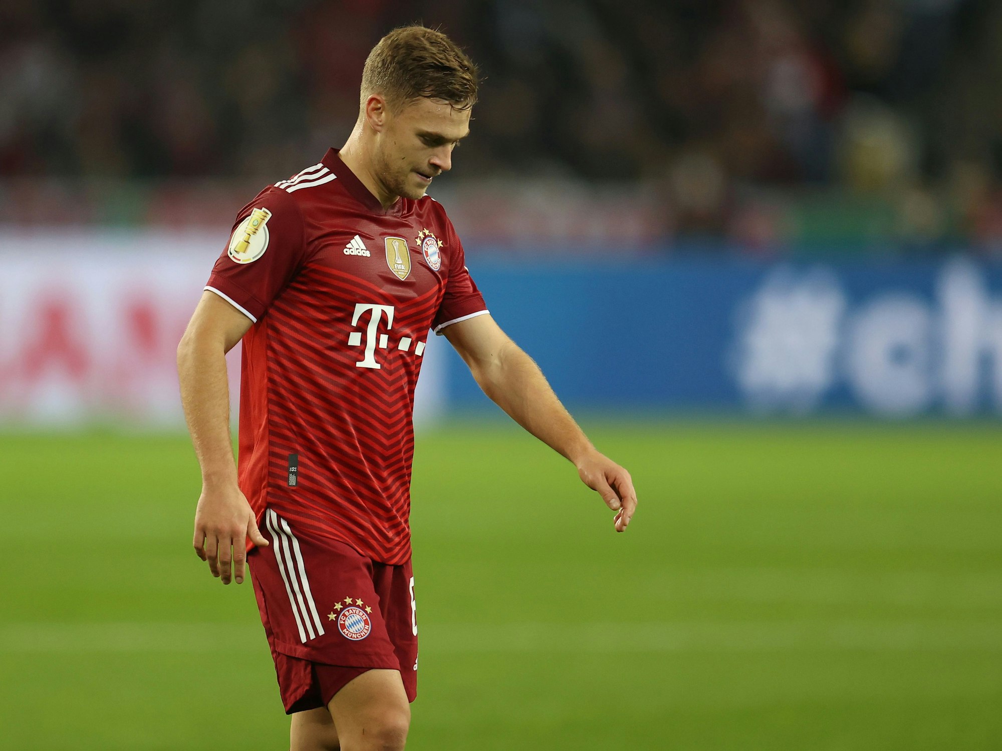 Bayerns Joshua Kimmich blickt bei der 0:5-Niederlage gegen Gladbach im DFB-Pokal enttäuscht auf den Rasen