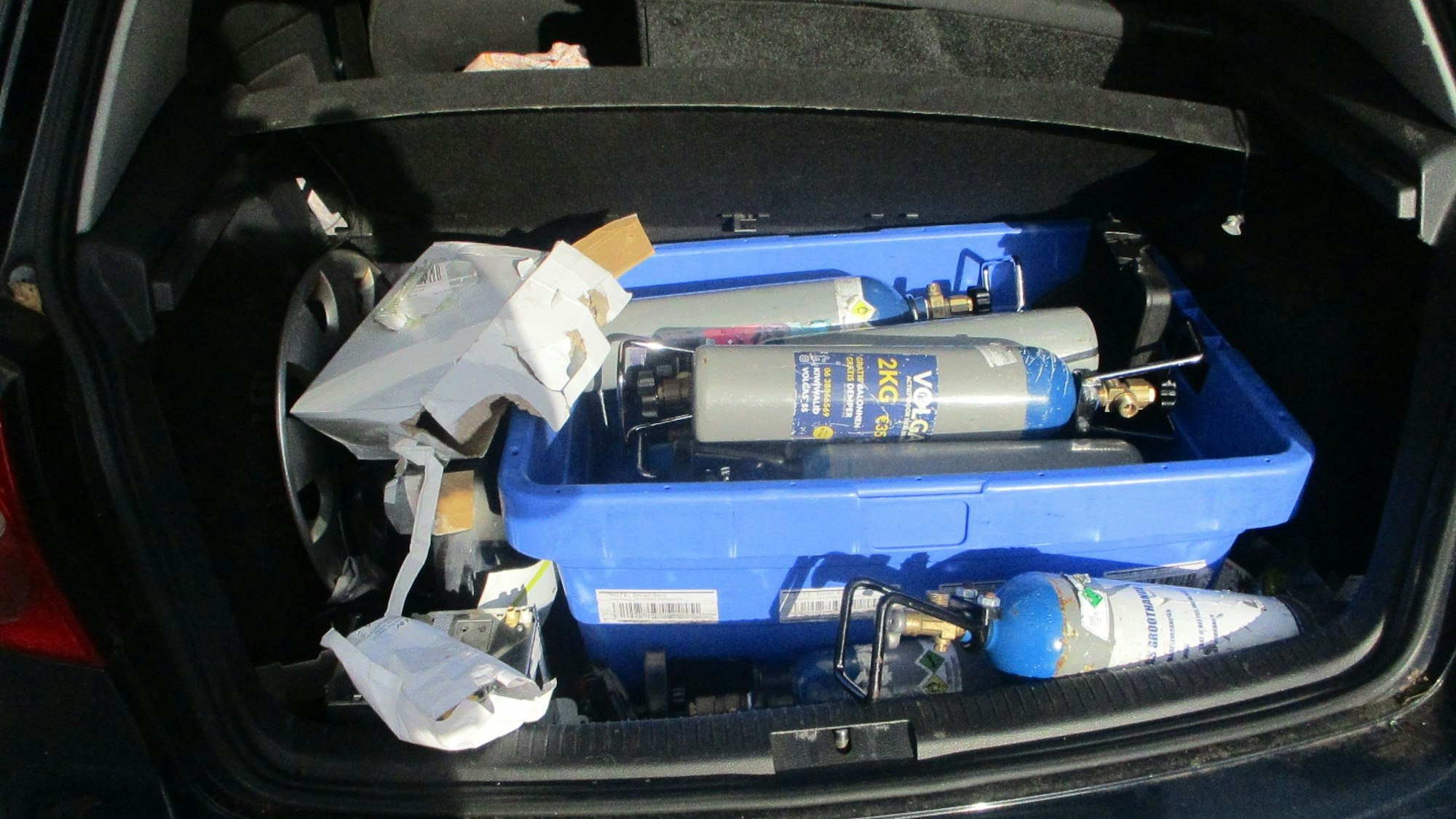 Bei einem Unfall in Bergheim sind vier Menschen verletzt worden. Der Unfallfahrer (21) war bekifft und stand unter dem Einfluss von Lachgas