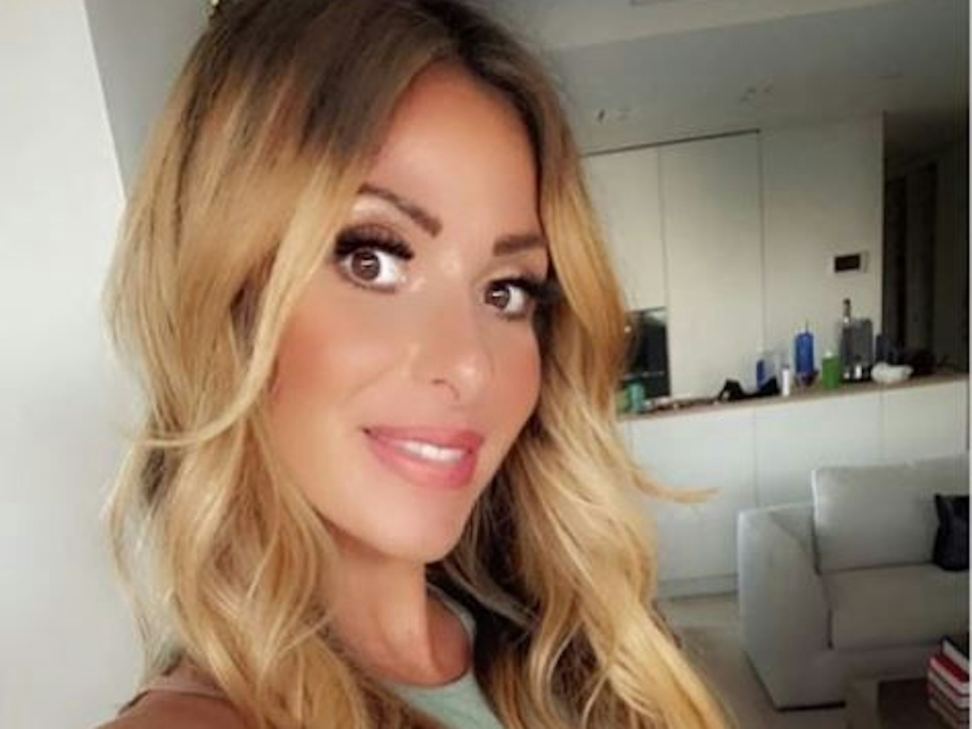 Gülcan Kamps auf einem Selfie, dass sie am 27. Oktober auf Instagram hochgeladen hat. Jetzt ist das Baby da!