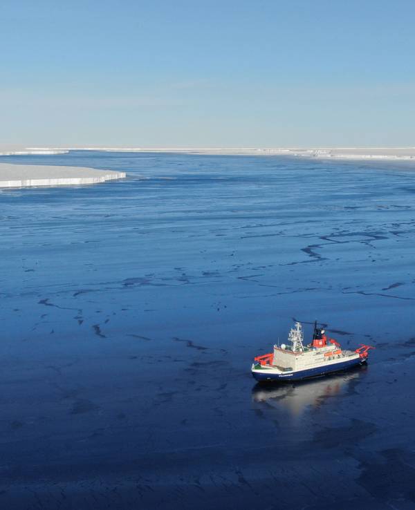 Die Polarstern im Spalt zwischen dem Brunt-Schelfeis (links) und dem Ende Februar abgebrochenen Eisberg A 74 (rechts). Hinter/über dem Schiff liegt der Eingang in den "Fuchsbau" - die engste Stelle zwischen den beiden Eiskörpern. Im Februar brach der riesige Eisberg vom Schelfeis in der Antarktis ab. Als einziges Forschungsschiff war die «Polarstern» in der Nähe. Die Wissenschaftler nutzten die Chance für einzigartige Untersuchungen.