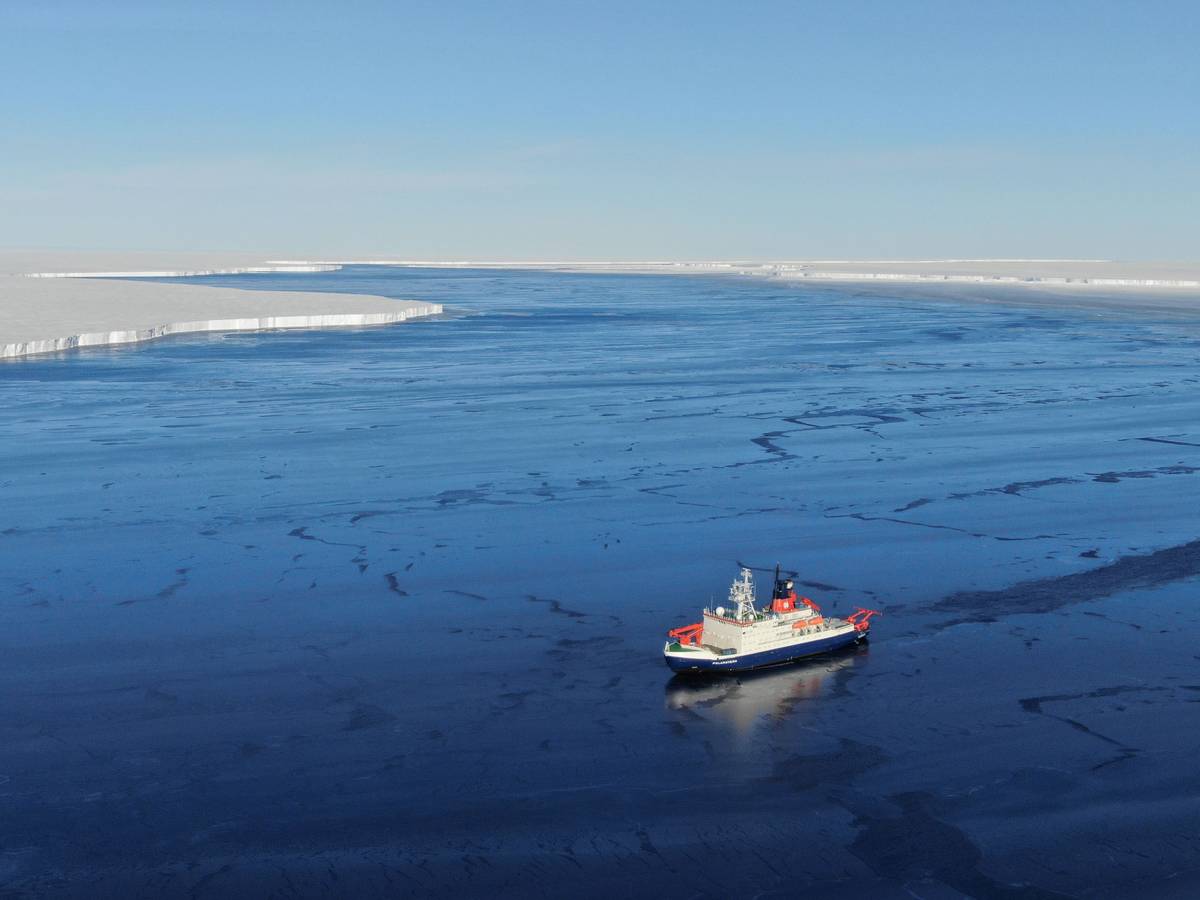 Die Polarstern im Spalt zwischen dem Brunt-Schelfeis (links) und dem Ende Februar abgebrochenen Eisberg A 74 (rechts). Hinter/über dem Schiff liegt der Eingang in den "Fuchsbau" - die engste Stelle zwischen den beiden Eiskörpern. Im Februar brach der riesige Eisberg vom Schelfeis in der Antarktis ab. Als einziges Forschungsschiff war die «Polarstern» in der Nähe. Die Wissenschaftler nutzten die Chance für einzigartige Untersuchungen.