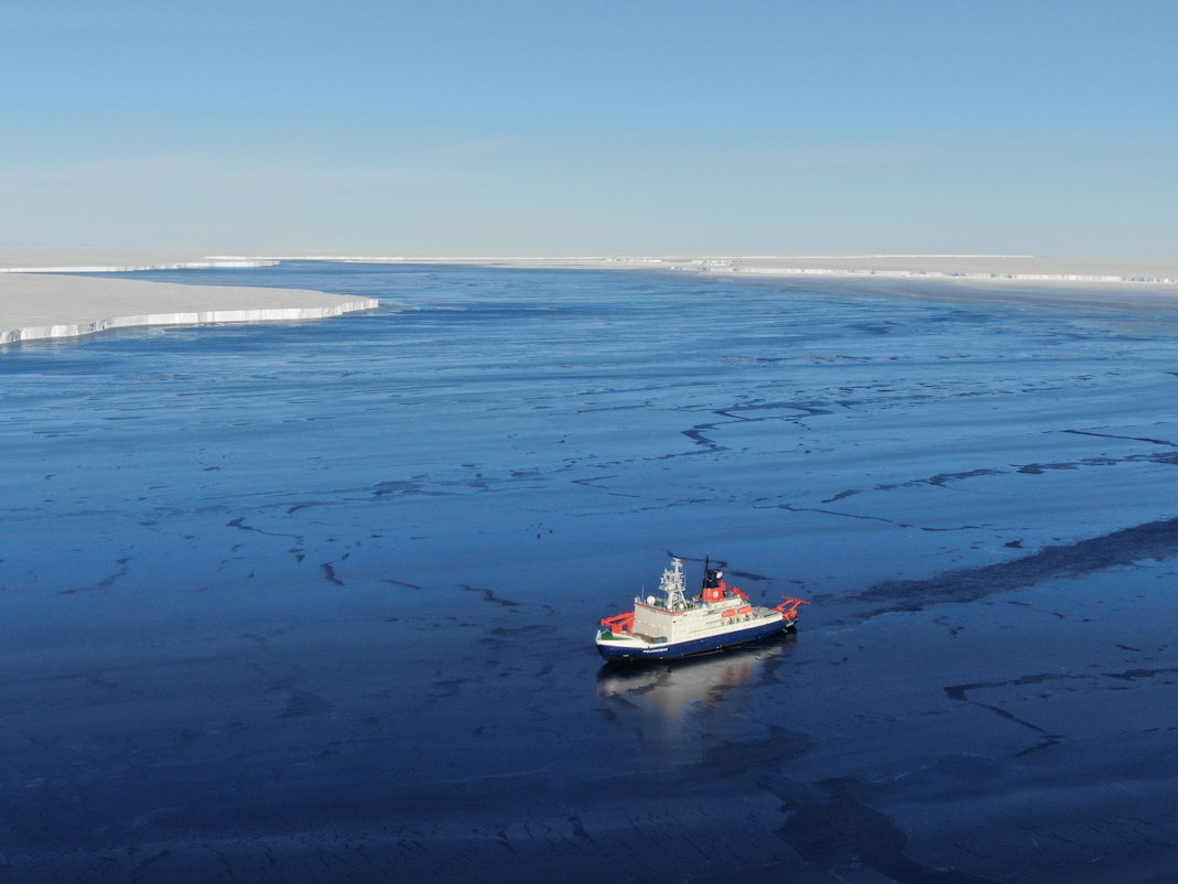 Die Polarstern im Spalt zwischen dem Brunt-Schelfeis (links) und dem Ende Februar abgebrochenen Eisberg A 74 (rechts). Hinter/über dem Schiff liegt der Eingang in den "Fuchsbau" - die engste Stelle zwischen den beiden Eiskörpern. Im Februar brach der riesige Eisberg vom Schelfeis in der Antarktis ab. Als einziges Forschungsschiff war die «Polarstern» in der Nähe. Die Wissenschaftler nutzten die Chance für einzigartige Untersuchungen.