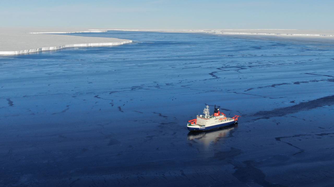 Die Polarstern im Spalt zwischen dem Brunt-Schelfeis (links) und dem Ende Februar abgebrochenen Eisberg A 74 (rechts). Hinter/über dem Schiff liegt der Eingang in den "Fuchsbau" - die engste Stelle zwischen den beiden Eiskörpern. Im Februar brach der riesige Eisberg vom Schelfeis in der Antarktis ab. Als einziges Forschungsschiff war die «Polarstern» in der Nähe. Die Wissenschaftler nutzten die Chance für einzigartige Untersuchungen.