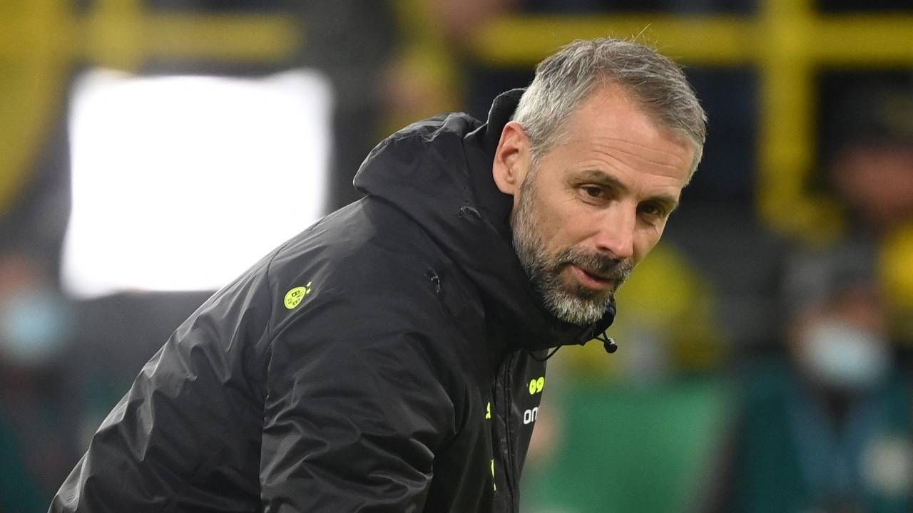 Marco Rose bückt sich nach unten.