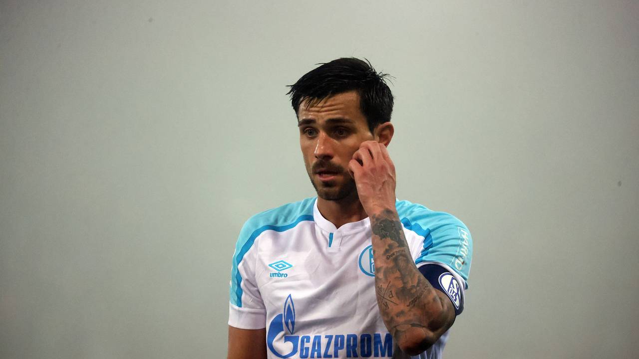 Danny Latza vom FC Schalke 04 steht enttäuscht auf dem Rasen