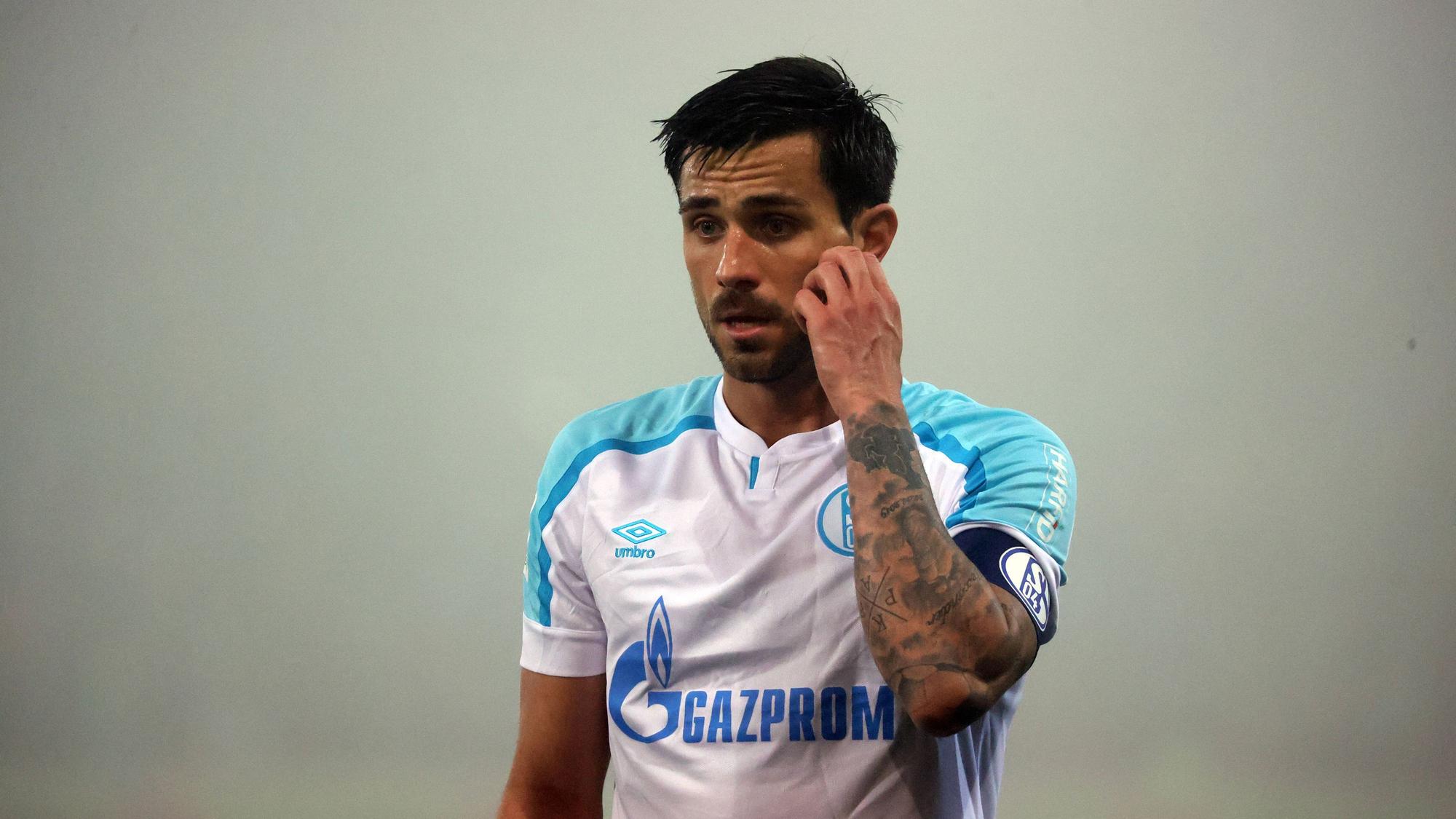 Danny Latza vom FC Schalke 04 steht enttäuscht auf dem Rasen
