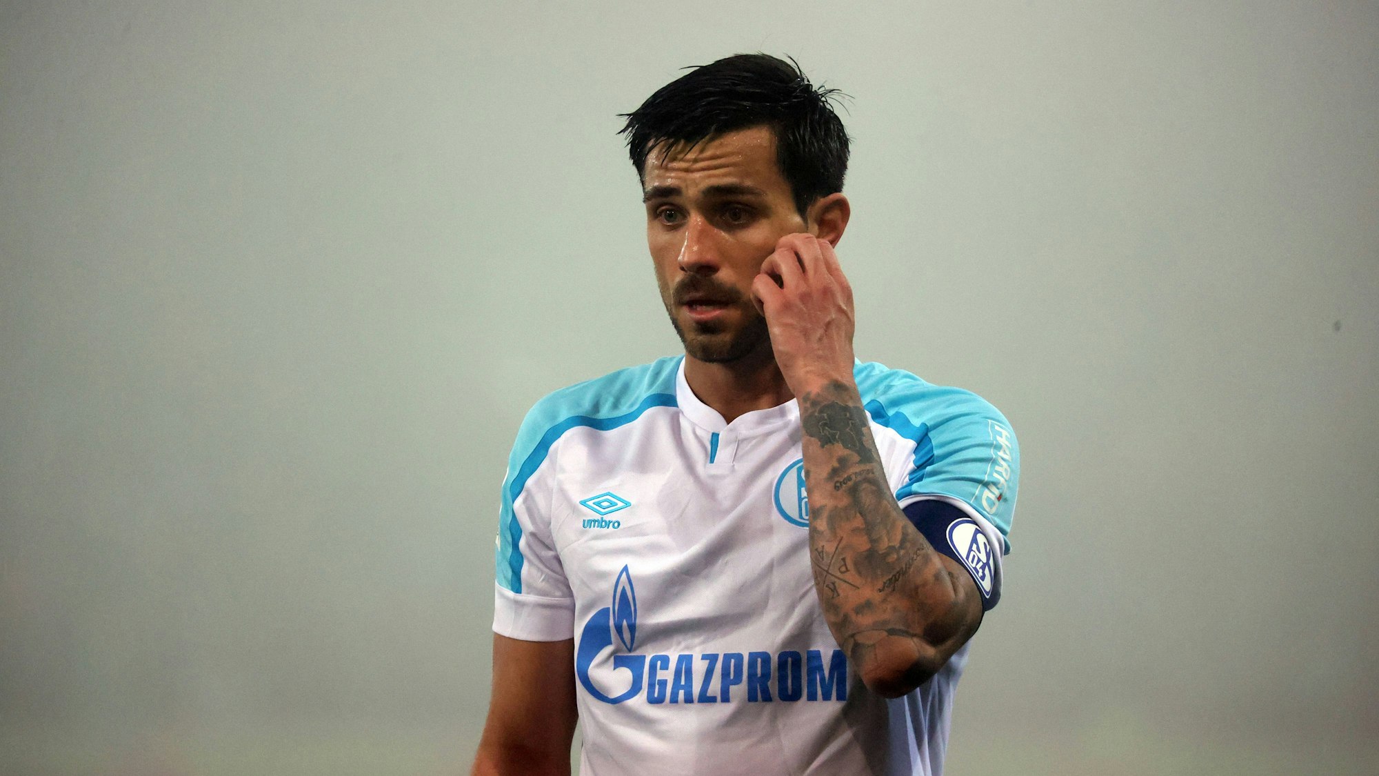 Danny Latza vom FC Schalke 04 steht enttäuscht auf dem Rasen